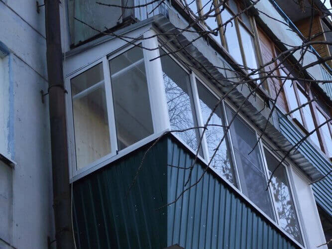 Отделка балкона профлистом